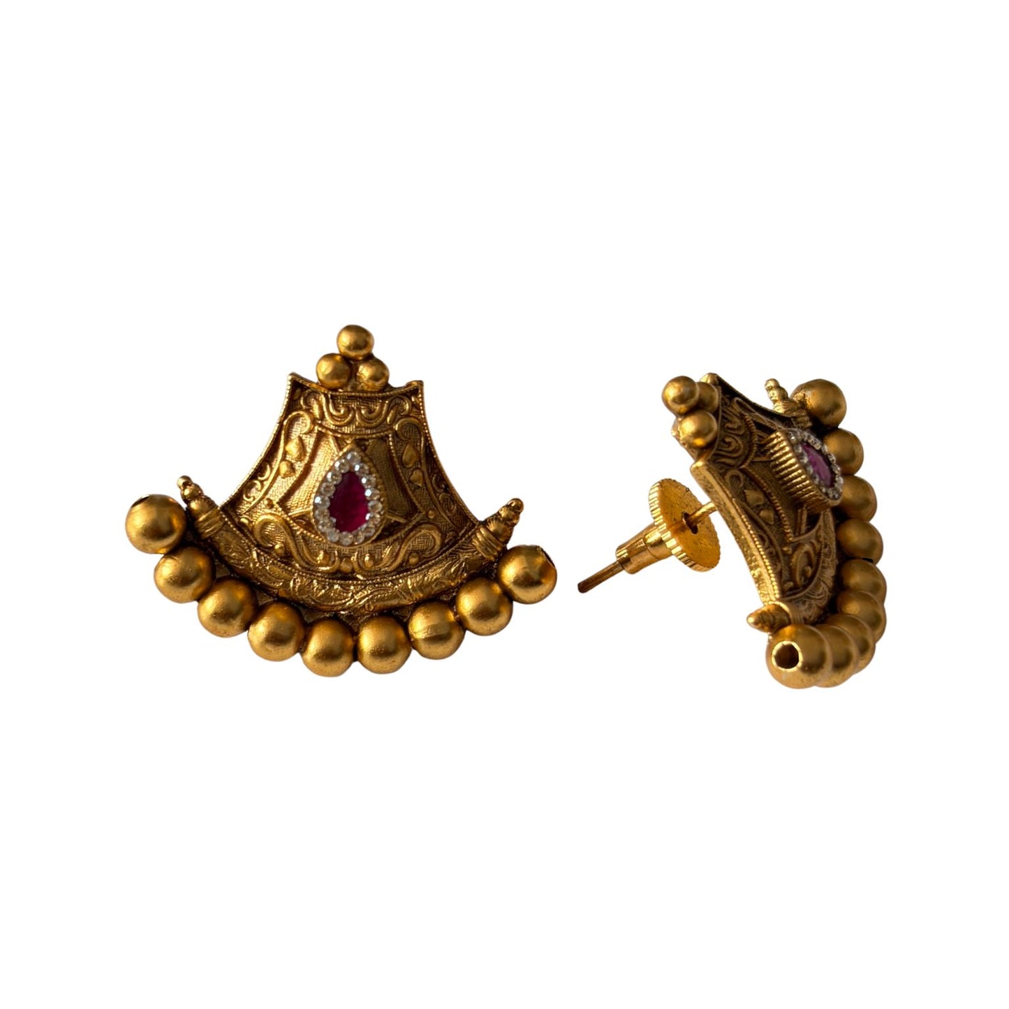 Stunning cute antique gold stud