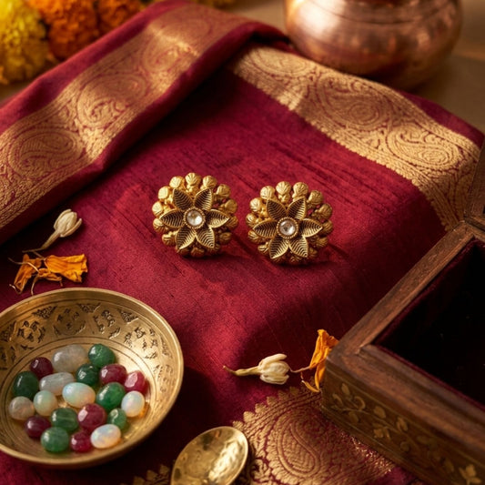 Stunning cute antique gold stud