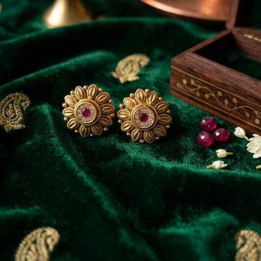 Stunning cute antique gold stud