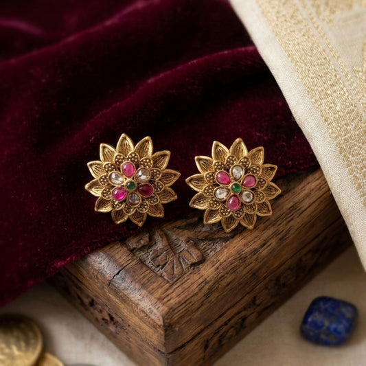 Stunning cute antique gold stud