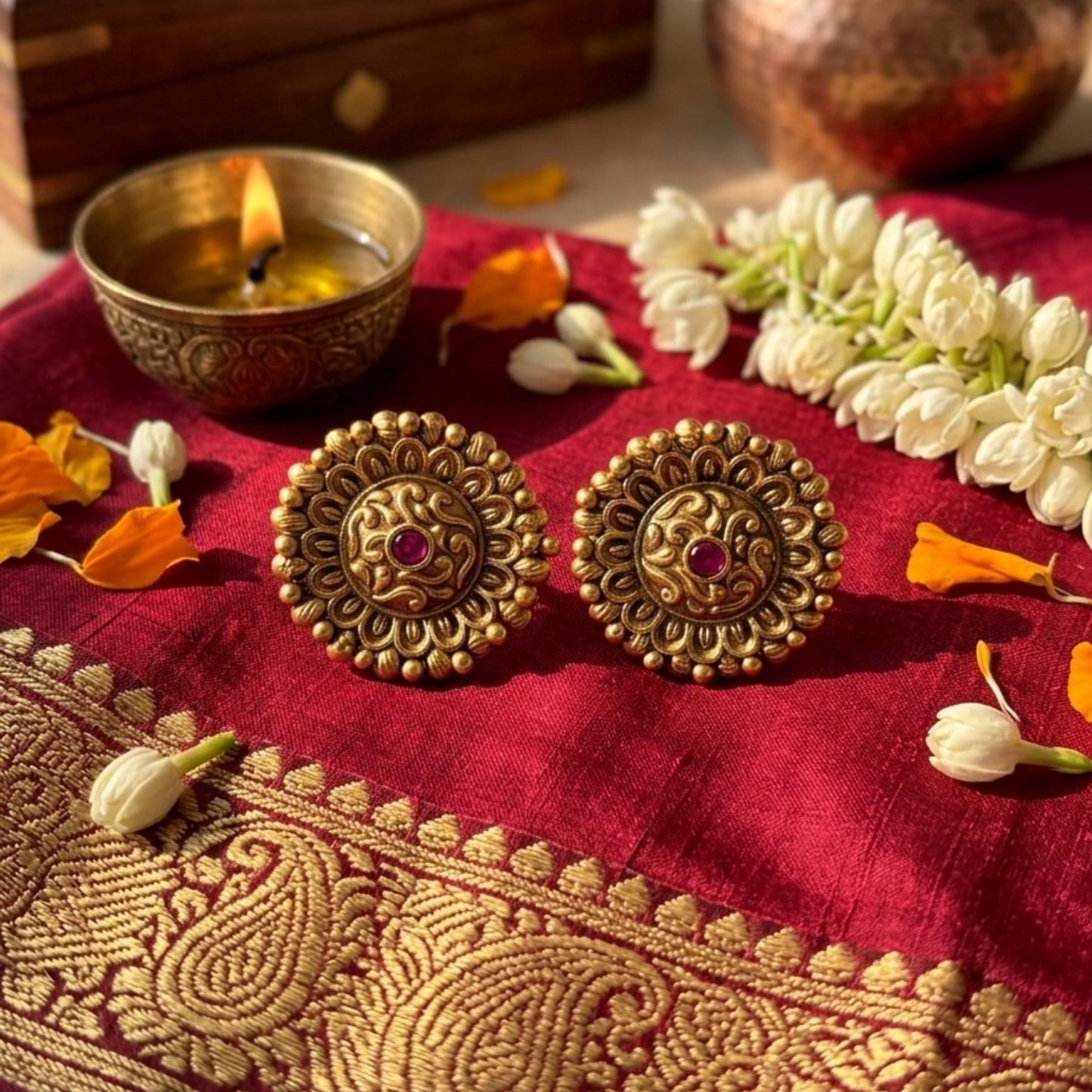 Stunning cute antique gold stud