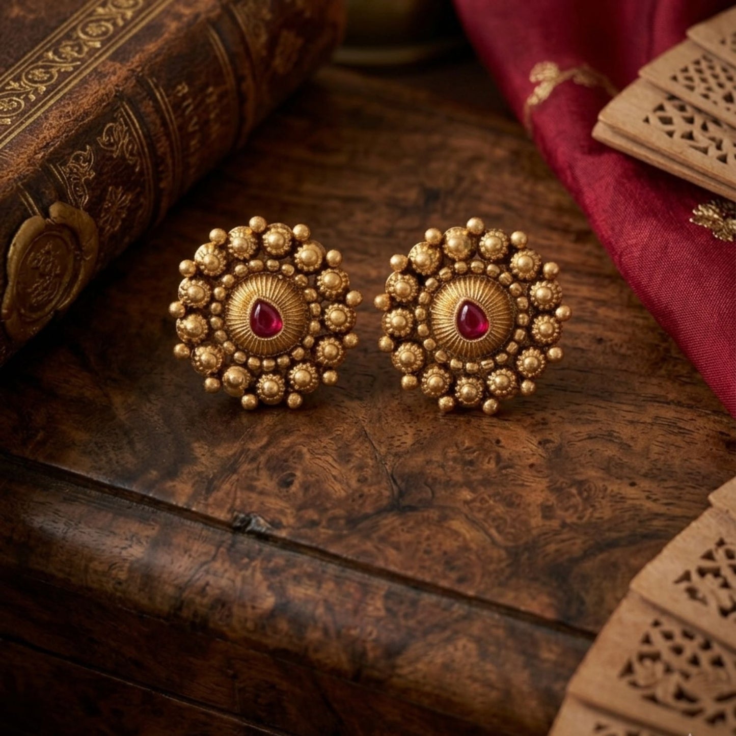 Stunning cute antique gold stud