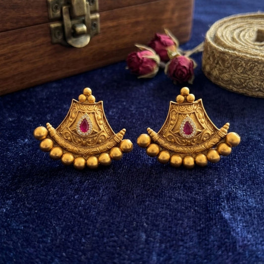 Stunning cute antique gold stud