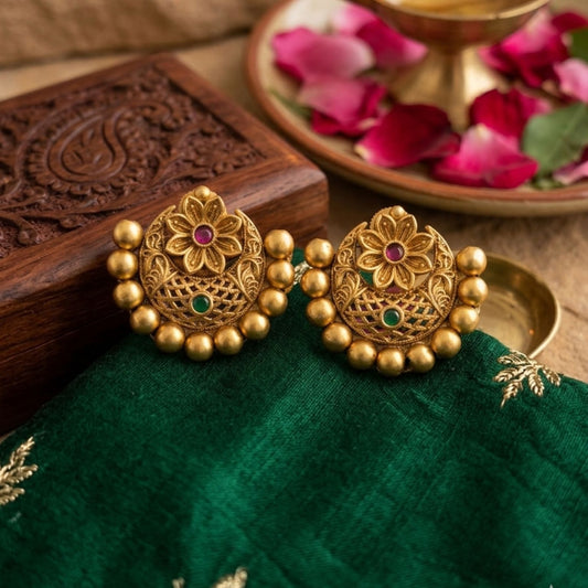 Stunning cute antique gold stud