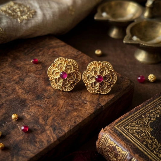 Stunning cute antique gold stud