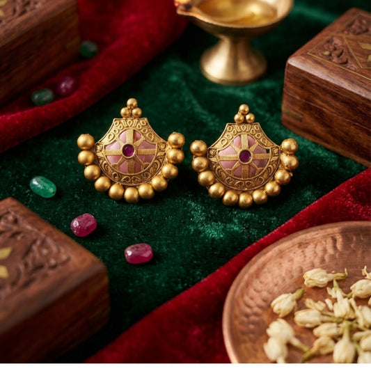 Stunning cute antique gold stud