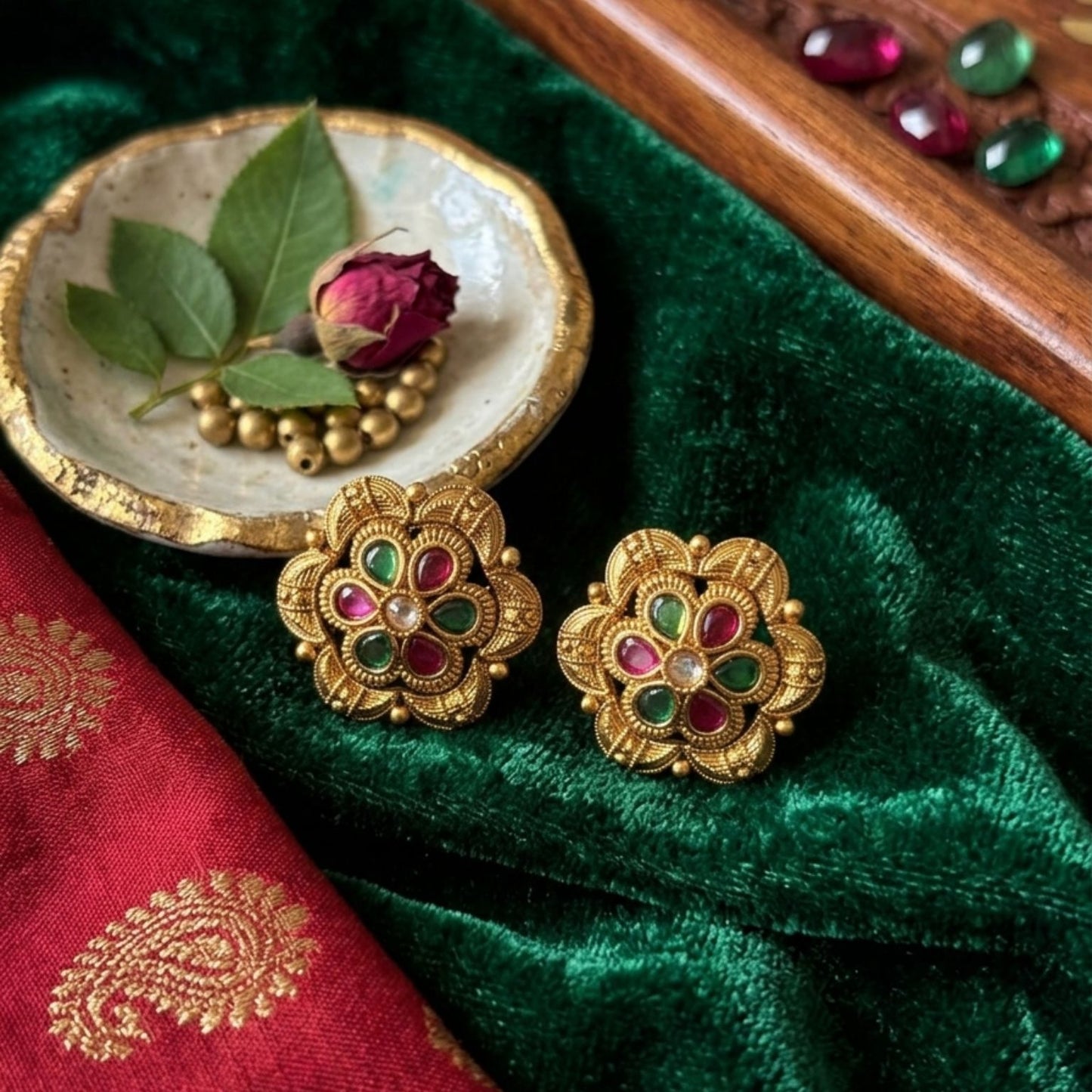 Stunning cute antique gold stud